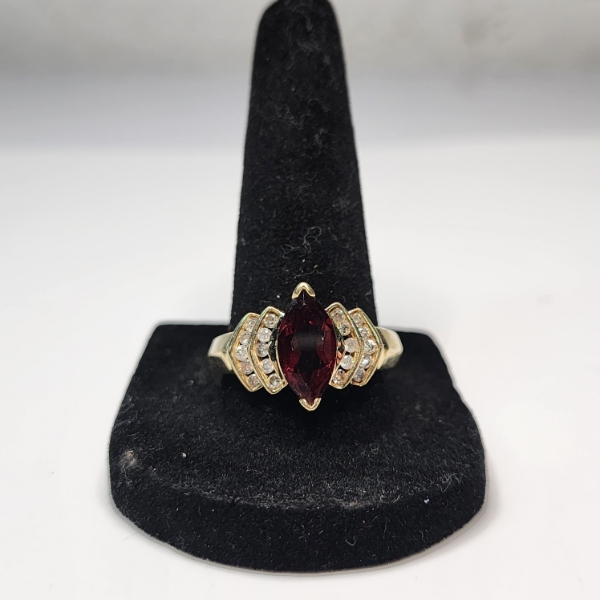 Beautiful 10K Gold Ring with Deep Red Center Stone - Size 10 - TW: 5.3g