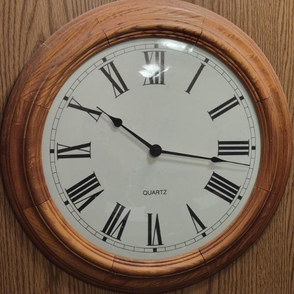 Working 16" Quartz clock with Wood Oak Trim
