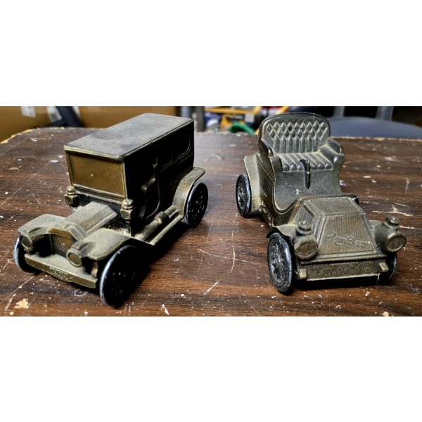 2 Metal St. Clair Savings Banks in Good Condition
