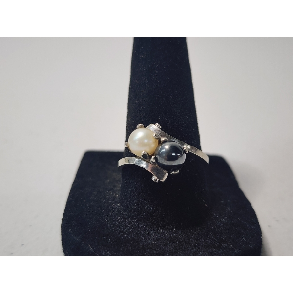 10K White Gold Hematite & Pearl Cluster Ring - Size 8.5 - TW: 3.8g
