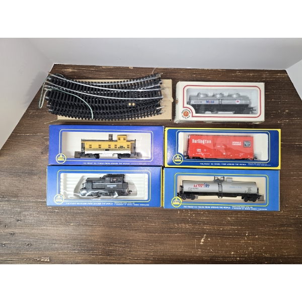(5) HO Scale Train Cars and a Box of Steel Circle Track