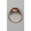 Image 4 : 10K Yellow Gold Ring With Red Stone - Size 10 - Weight: 4.1g