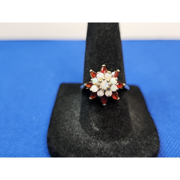 Gorgeous 10K Gold Ring w/ Flower-Like Gemstone Details - Size 7 - 3.3g