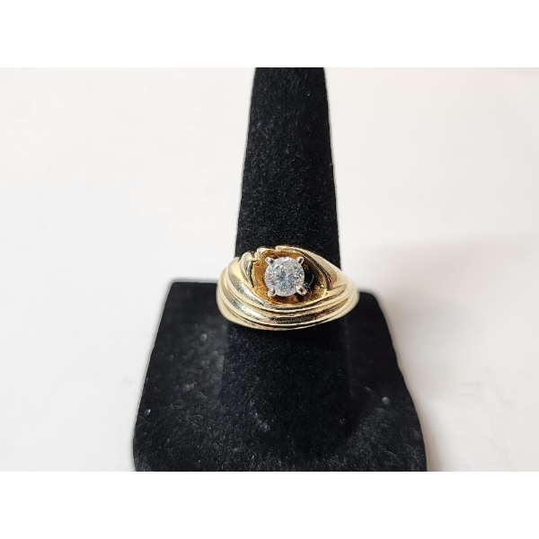 Beautiful 14K Yellow Gold and Approx. 3/4 Carat Diamond Ring - Total Weight 7g - Size 6