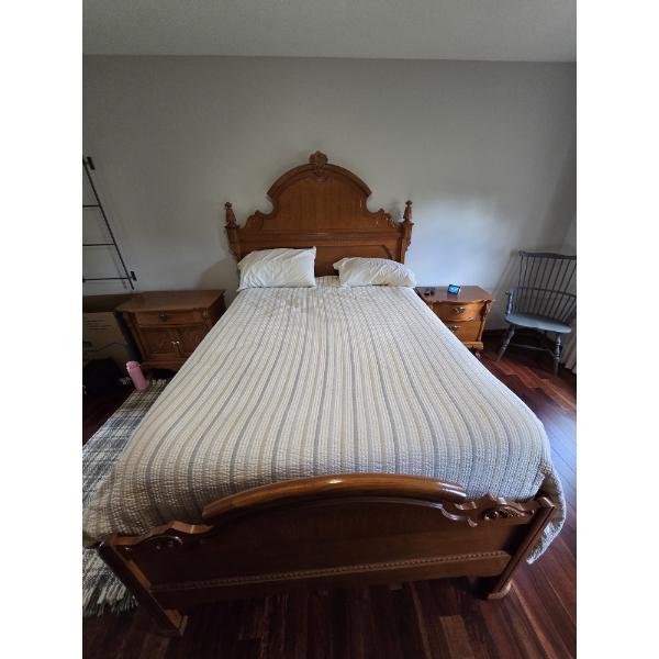 Quarter Sawn Oak Queen Bed with Sleep Number Bed and Adjustable, Vibrating Base