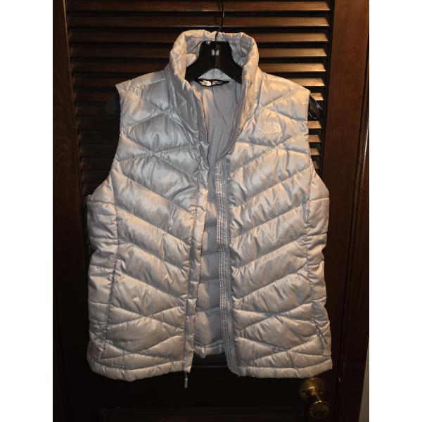Size Medium Silver North Face Vest. Excellent Condition!