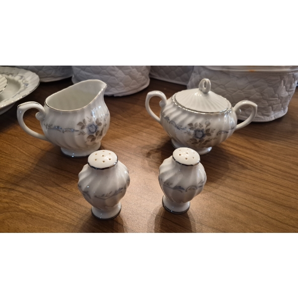 Pickup In Canton - 4 Pc Set - Salt & Pepper Shakers & Creamer & Sugar Bowl. - See Pics