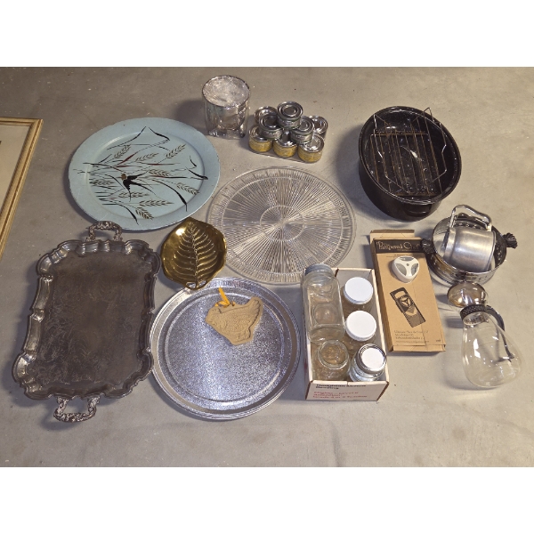 *Pick Up At Mantua Home-No Shipping Available* Great Condition Vintage Trays & Kitchen Items Group. 