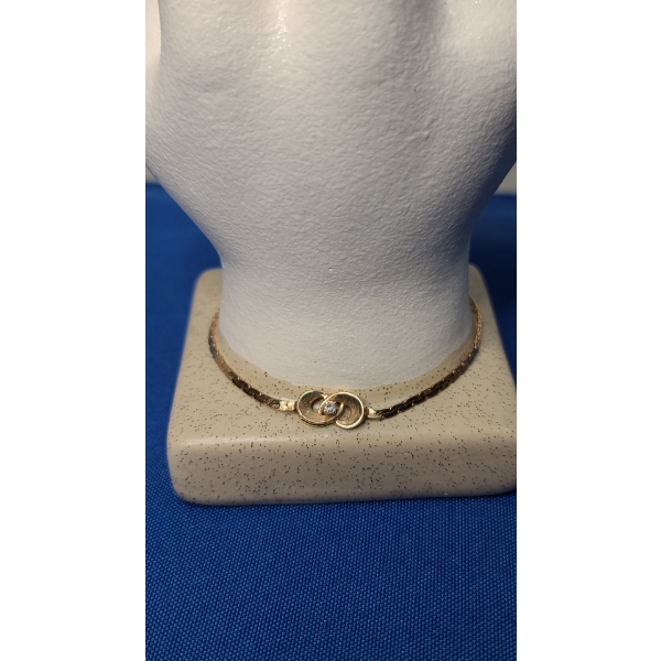 14K Gold Interlocking Bracelet With Diamond - Weight: 3.0g