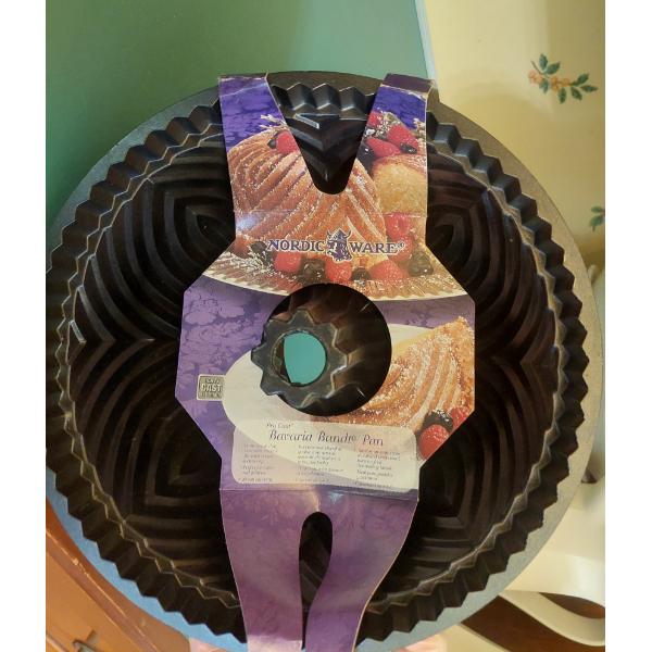 Brand New Nordic Ware Bundt Pan - Unique Pattern