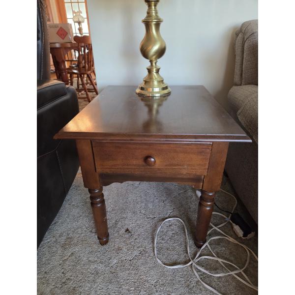PICKUP IN CANTON - Beautiful 25''x21''x22'' End Table With Drawer 