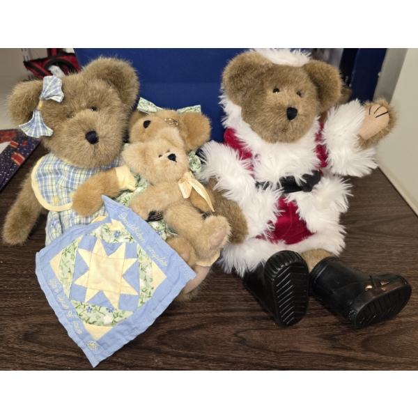 3 Boyd's Bears - Grandma, Granddaughter with her own bear, Santa