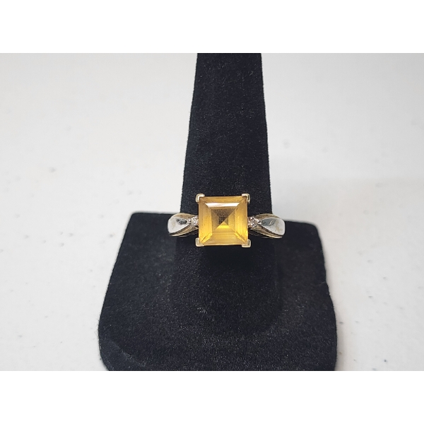 Gorgeous 10K Gold Ring with Large Princess Citrine-Style Gemstone - Size 7.5 - TW: 2.9g