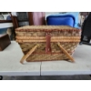 Image 2 : Vintage Wicker Picnic Basket - Suitcase Style - Great Condition! 