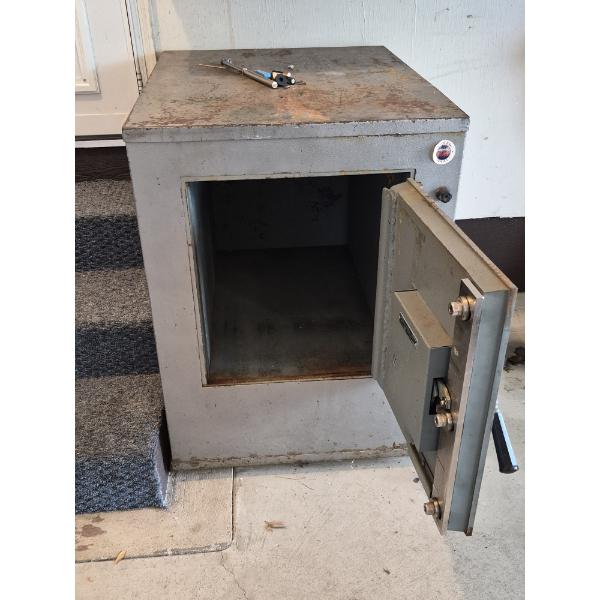 Louisville Home Pickup - VERY HEAVY FIREPROOF 4 CU FT CAPACITY SECURITY SAFE WITH COMBINATION 