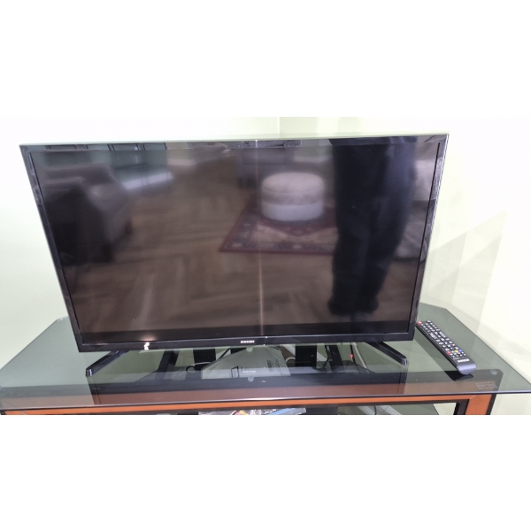  PICKUP IN NORTHFIELD - Excellent Samsung 32" Diagonal TV With Remote - See Pics
