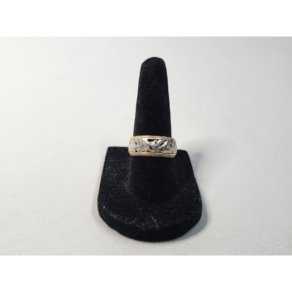 Gorgeous 14K Gold Ring with Flower Details - Size 7 - Total Weight: 5.8g