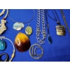 Image 5 : Lot of Assorted Costume Jewelry: Necklaces, Pendants, Bracelets