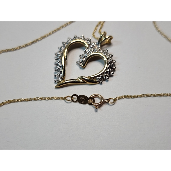 Beautiful 10K Two-Tone Heart Pendant on 18" Necklace Chain TW: 2.6g