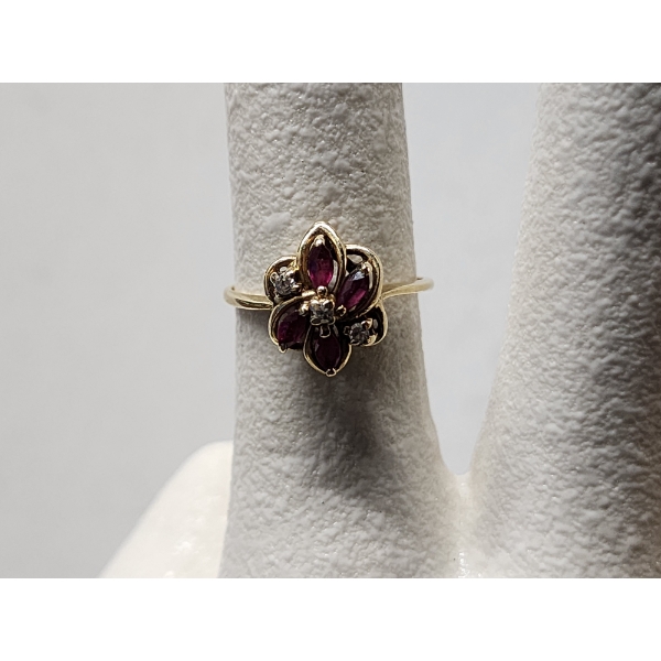 Lovely 14K Gold Ring Sized 7 Featuring Red & Clear Stones Weighing 2.1 Grams 