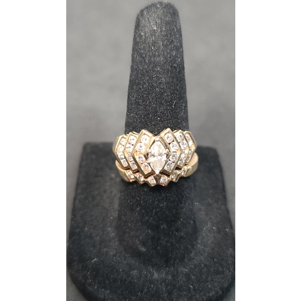 Women's 14K Gold Ring With Diamonds - Size 6 - Weight: 8.6g
