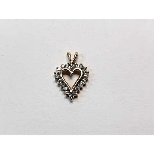 Gorgeous 10K Gold Heart Pendant TW: 1.3g