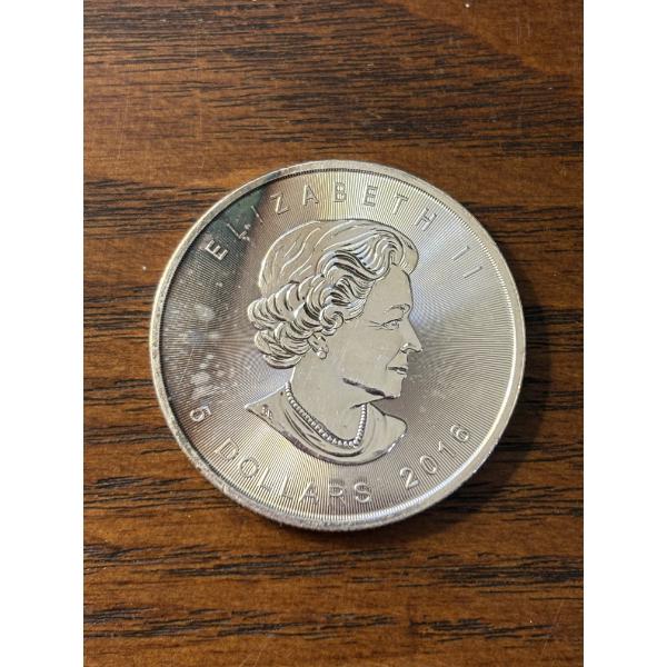 2016 1 oz Canadian Silver Maple Leaf coin - FV $5.00 (CAD) - Queen Elizabeth II