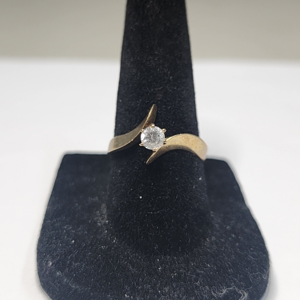 Gorgeous 10K Yellow Gold Solitaire Ring - Size 7.5 - TW: 2.0g