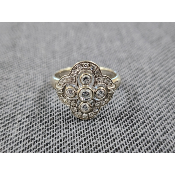 BEAUTIFUL 14K WHITE GOLD DIAMOND RING ~ Weighs 5.3 Grams ~ Marked 585 ~ Size 10 ~ STUNNING STONES!