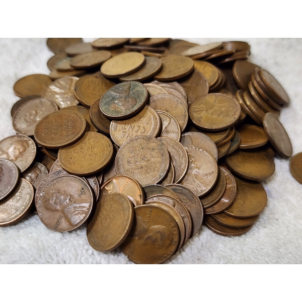 LARGE Collection of Around 400 Assorted United States Lincoln Pennies Mostly Wheats!
