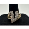 Image 1 : 14kp Yellow Gold Cursive V Initial Ring 5.7g