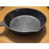 Image 8 : HTF # 5 CAST IRON SKILLET W / 3 NOTCH HEAT RING IN FANTASTIC CONDITION - SEE PICS