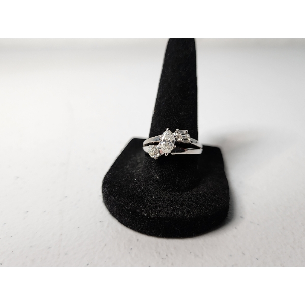 Stunning 10K White Gold Ring with Diamonds - Size 8.5 - TW: 4.5g