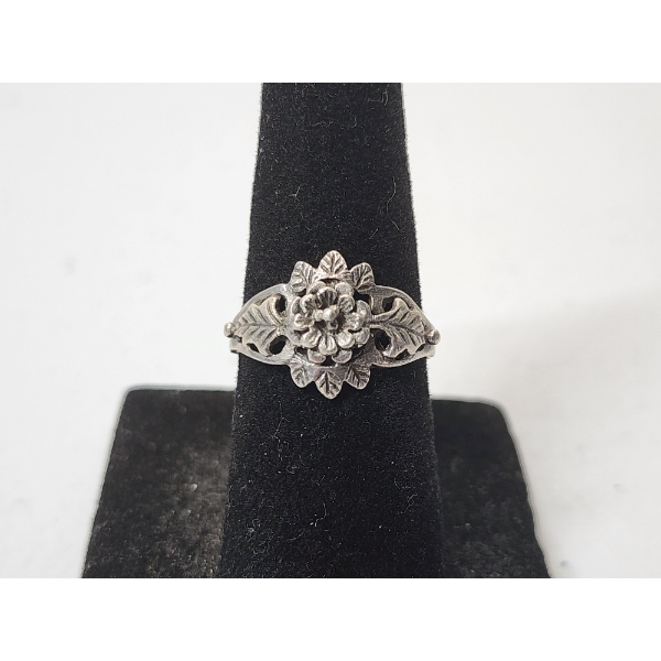 Sterling Silver Flower Ring - Size 5 - TW: 2.1g