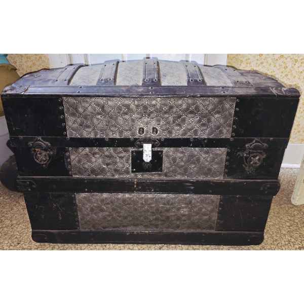 Vintage Trunk in Good Condition with Shelf
