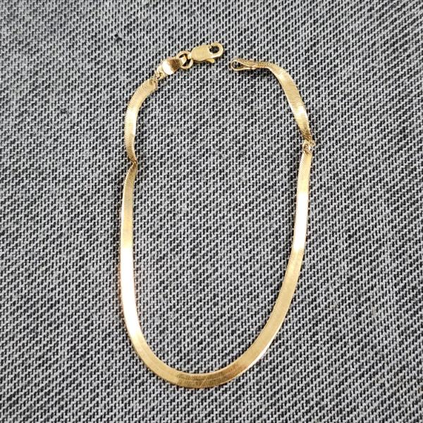 14K Yellow Gold Bracelet Measuring About 7 Inches Long & Weighing 2 Grams Total