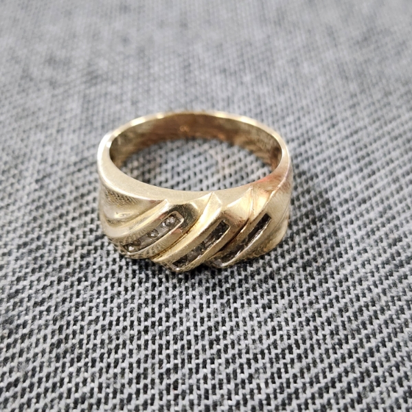 Stunning 10K Yellow Gold Ring With Small Clear Stones ~ Total Weight 5.7 Grams