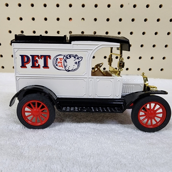 6 Inch ERTL Replica Ford 1913 Model T Van in Original Box ~ Nice Diecast Collectible Car