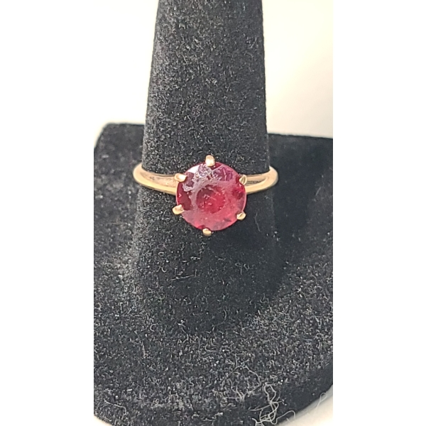 Women's 10K Yellow Gold Ring With Red Stone - Size 7 - Weight: 2.7g