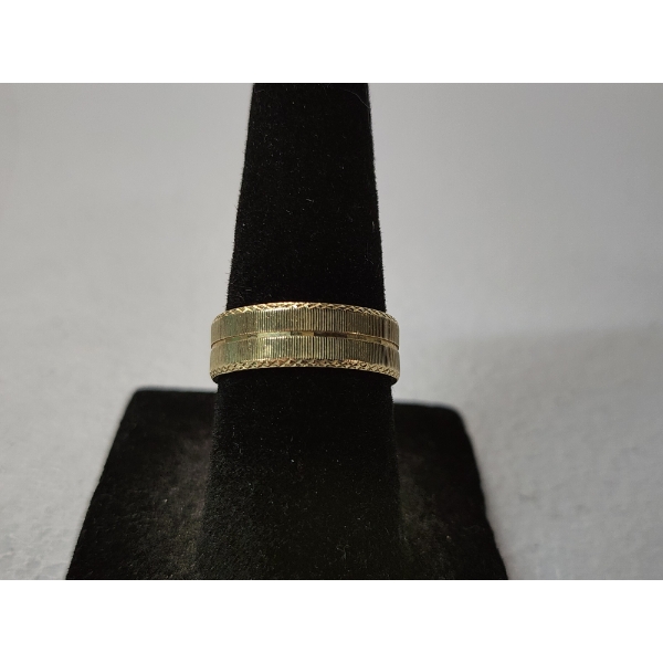 Gorgeous Textured 14K Gold Band Ring - Size 6 - Total Weight: 3.6g