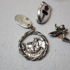 Image 2 : Lot of Sterling Silver Vintage Items: Thimbles, Pins, Tinker Bell & Horseshoe Pendant - TW: 19.5g