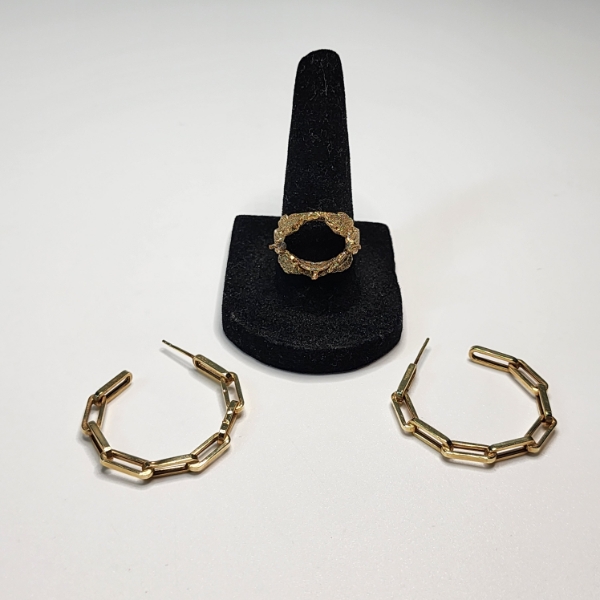 10K Yellow Gold Chain Style Hoop Earrings & Textured Ring - TW: 7.4g