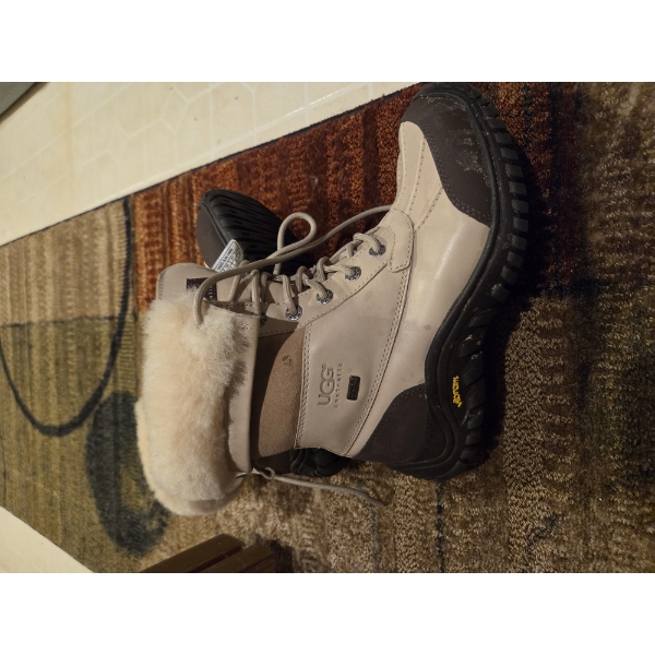 UGG Australia Size 7 Womans Lace Up Boots