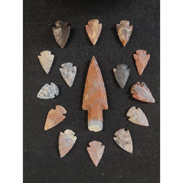 Group Of 15 South Western Flint Indian Arrowheads Incl Large 4" Point & 14 1.5" Points