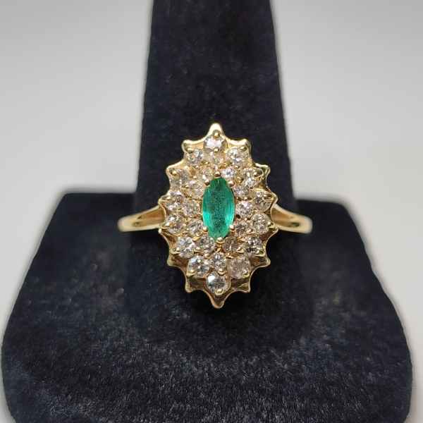 Gorgeous Vintage 14K Yellow Gold Cocktail Ring w/ Green Emerald Surrounded by Diamonds - TW: 4.0g