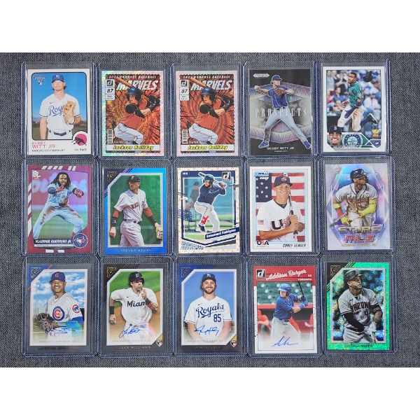 15 Assorted Near Mint Baseball Trading Cards Including 4 Autographs