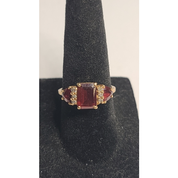 Women's 14K Yellow Gold Emerald Cut Garnet & Diamond Accent Ring - Size 6 - Weight: 2.7g
