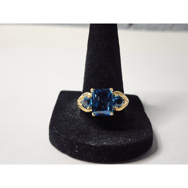 Stunning 14K Gold Ring with Blue Stones Size 10 TW: 4.5g