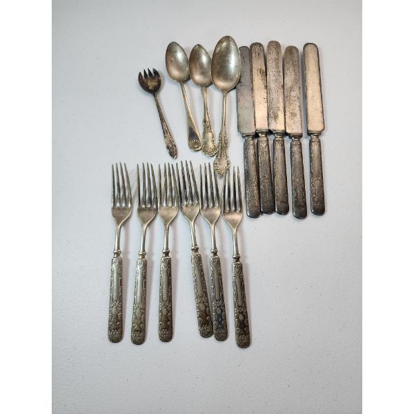 Silverplated Utensils Set - 16 Pieces TW: 838.9g