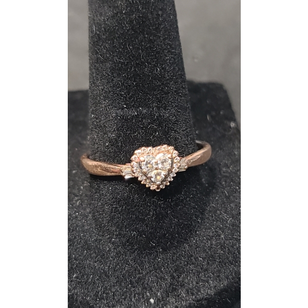 Women's 10K Heart Shaped Ring With Diamonds - Size 9 - Weight: 2.1g
